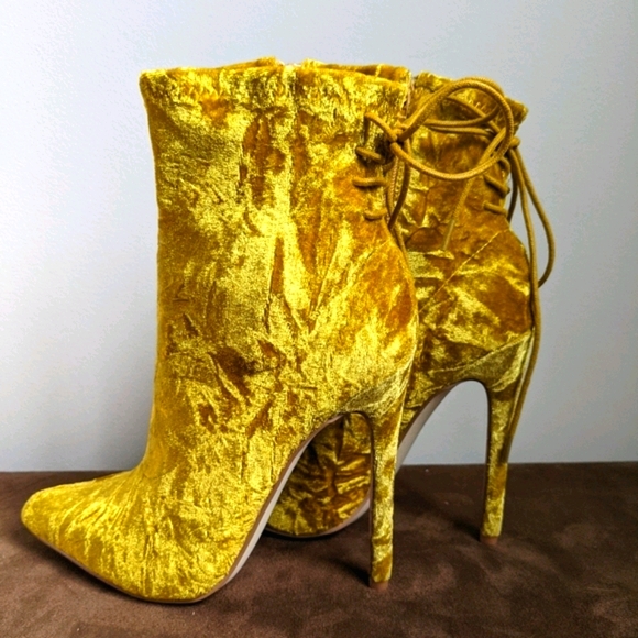 Shoe Dazzle Shoes - NWOT Ruffled velvet stiletto bootie